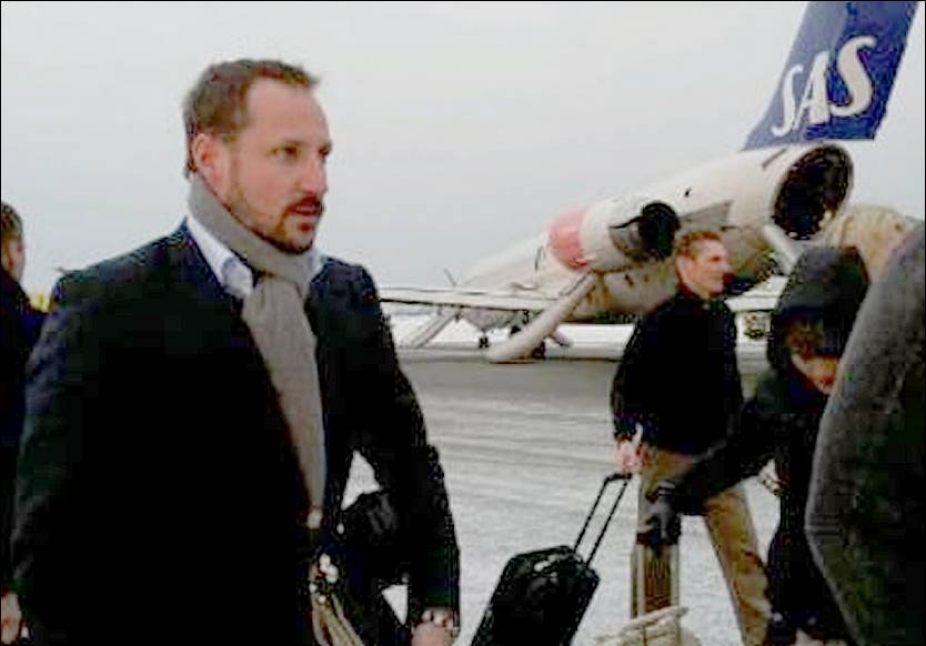 Haakon de Noruega en pista aeropuerto de Copenhague El príncipe Haakon se aleja del avión averiado por la pista helada del aeropuerto tras ser evacuado. (Foto: Pasajero particular)