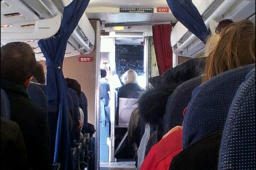 Mette-Marit en la cabina de pilotos La princesa decidió volar después en otro avión y estuvo en la cabina a modo de terapia (Foto: Pasajero particular)