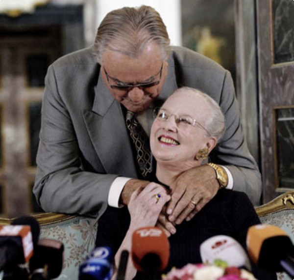Reina Margarita de Dinamarca - 3 El príncipe Henrry abraza y besa a su esposa antes de abandonar el salón (Foto: captura de tv)