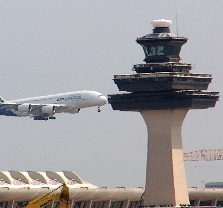 Torre de control aéreo El decreto contra los controladores es una chapuza de un Gobierno de incompetentes (foto: Ilustración)