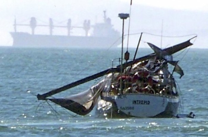 La ballena saltó sobre el velero II Así quedó el barco tras el encuentro (Foto: particular)