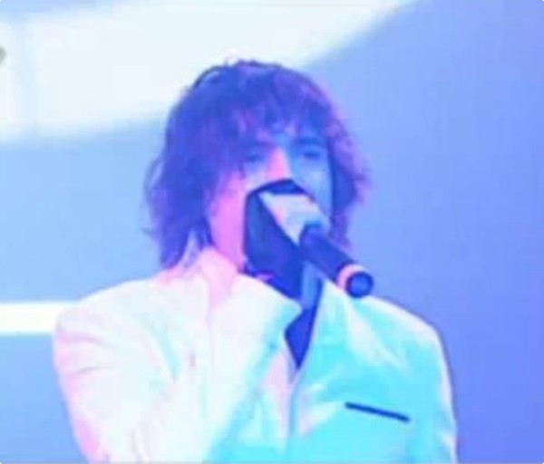 Ferman Akgul, vocalista MaNga Ferman Akgul, de 29 años, actuando en Estambul en Marzo (foto: Captura Youtube)
