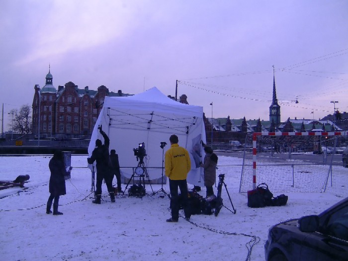 Greenpeace CPH 2 - 07.01.2010 El viento levanta la carpa y si no la agarran sale volando (Foto: MM - ©JMNoticias)