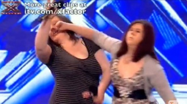 A golpes en el «X-Factor» británico La actuación de Lisa y Abbey en «X-Factor» no fue una demostración de amistad. (Foto: captura vídeo)