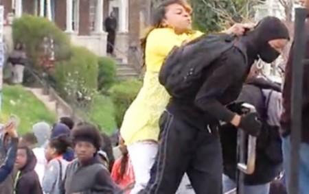 Sacó a su hijo a bofetadas de la manifestación donde tiraban piedras a la policía. Ejemplo a seguir por las madres españolas. (Foto: captura vídeo)