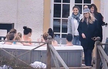 Todas se divertían en el «jacuzzi» bajo la mirada de la princesa Victoria que no quiso pasar frío. (Foto: Captura vídeo Aftonbladet)