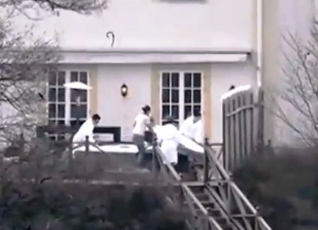 La princesa Victoria ayudó a quitar la tapa que mantenía el agua caliente del pequeño «jacuzzi». (Foto: Captura vídeo Aftonbladet)