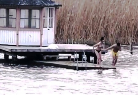 Una de las hermanas de Sofía y su amigo se atrevieron a meterse en las gélidas aguas del lago Mälaren. (Foto: Captura vídeo Aftonbladet)