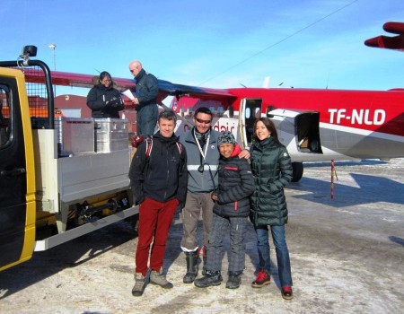 El príncipe Federico y la princesa Mary dedicaron el tiempo de espera de los equipajes a hacerse fotos con los trabajadores del aeródromo de Nerlerit Inaat. (Foto: Grønlands Lufthavne)