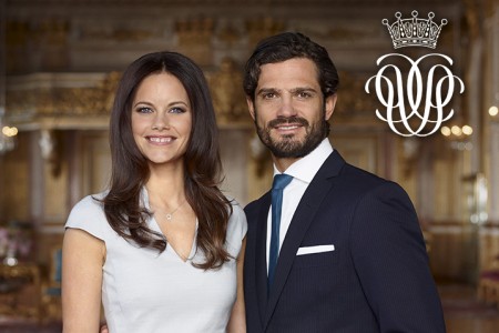 Sofía, la nueva princesa de Suecia, al lado de su prometido el príncipe Carlos Felipe, en el salón «Vita Havet» (Mar Blanco) del Castillo Real de Estocolmo. (Foto Mattias Edwall - Kungahuset.se)