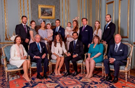 De izquierda a derecha: (de pie) Jonas Frejd, Lina Hellqvist, Princesa Victoria, Princesa Estelle, Príncipe Daniel, Princesa Leonore, Princesa Magdalena, Christopher O’Neill, Sara Hellqvist y Oskar Bergman. De izquierda a derecha (sentados) Reina Silvia, rey Carlos Gustavo, Sofia Hellqvist, Príncipe Carlos Felipe, Marie Hellqvist y Erik Hellqvist. Salón azul del ala Princesa Sibylla del Castillo Real de Estocolmo (Foto Kungahuset.se)