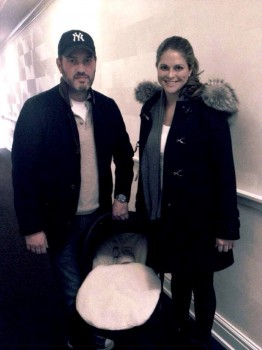 La princesa Magdalena y su marido Christopher O'Neill saliendo del hospital en Nueva York en febrero del 2014 con su hija Leonore recién nacida: (Foto: princesa Magdalena)