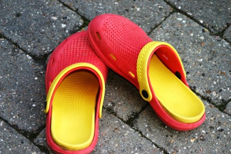 La combinación de rojo y amarillo en los «crocs» o zuecos de plástico, forma la bandera española. (Foto: © JM Noticias) - Pulsar para ampliar -