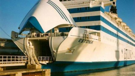 El «M/S Estonia» en el puerto de Tallin. Aquí se puede ver el portón de proa y la rampa de acceso de vehículos, las piezas centrales de la tragedia. (Foto: Vasabatarna.se) - Pulsar para ampliar -