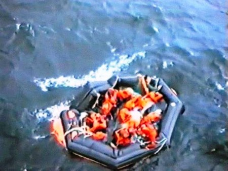 Una de las balsas hinchables lanzadas al agua con algunos pasajeros dentro. (Foto: Kustbevakningen) - Pulsar para ampliar -