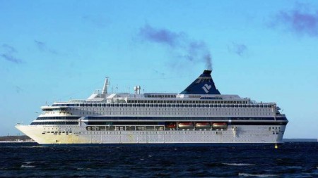 La operación de salvamento en el lugar del naufragio se dirige desde el «M/S Silja Europa». Cuatro años antes el «M/S Estonia» se llamaba «M/S Silja Star» y formaba parte de la compañía sueca Silja Line. (Foto: Tallart/Wikimedia Commons) - Pulsar para ampliar