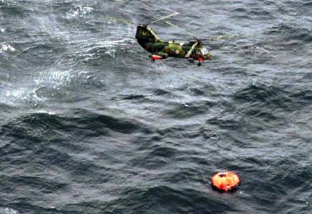 Uno de los hombres rana del helicóptero sueco ha descendido sobre una de las balsas hinchables del «M/S Estonia» para comprobar si hay supervivientes. (Foto: Kustbevakningen) - Pulsar para ampliar -