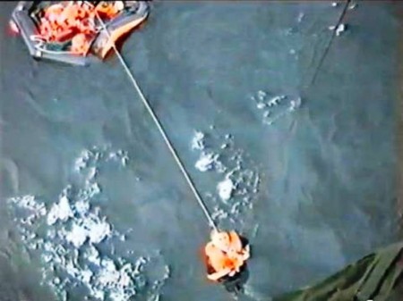 Uno de los náufragos es rescatado de la balsa por uno de los helicópteros y tras cinco horas en el agua. (Foto: Depto.Defensa de Suecia) - Pulsar para ampliar -