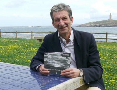 El periodista Manuel Guisande con un ejemplar de su libro «En tu línea», en La Coruña. (Foto: A. Amboade)