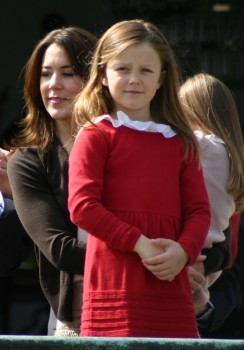 La princesa Isabella junto con su madre la princesa Mary en el castillo de Marselis, en Aarhus.(Foto © JM Noticias)