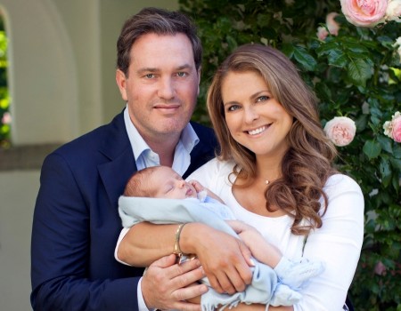 La princesa Magdalena de Suecia con su marido Christopher O’Neill y su hijo el príncipe Nicolás, en julio del 2015 en Solliden. (Foto: Brigitte Grenfeldt - Kungahuset)