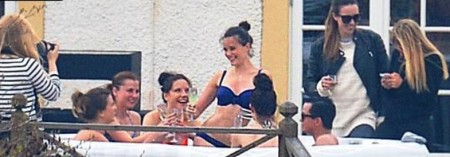 Sofia Hellqvist, prometida del príncipe Carlos Felipe de Suecia, en su fiesta de despedida de soltera organizada por la princesa Victoria de Suecia. (Foto captura vídeo Aftonbladet)