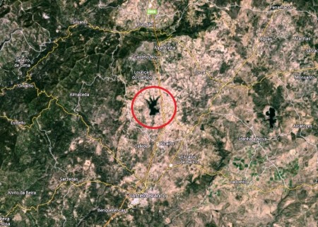 En las orillas de este lago con forma de mano y cerca del monte das Lameiras , en el centro-norte de Portugal, podría estar enterrada Madeleine según Michael Winger. (Foto: Captura Google Maps)