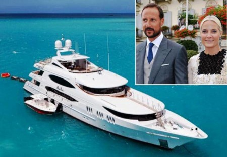 El «M/Y Mia Elise» tiene 50 mts de eslora, 8,5 de manga y 2,6 de calado. Ondea pabellón de las Islas Caimán. (Foto: folleto agencia)