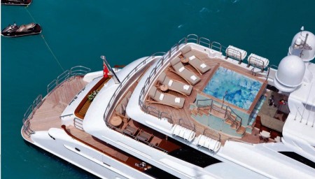 En la cubierta superior del «M/Y Mia Elise» hay un «jacuzzi» para ocho personas. El alquiler del barco cuesta 250.000 dólares semanales aparte de otros gastos. (Foto: folleto agencia)