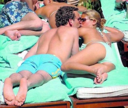 La foto de Magdalena y Jonas pelando la pava en la playa de Marbella dio mucho que hablar. (Foto: archivo)