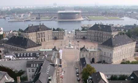 Estos son los cuatro (palæ) palacetes, que no palacios, que forman el complejo residencial de Amalienborg, en Copenhague, la capital de Dinamarca. (Foto: Wikimedia Commons)