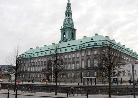 Este es Christiansborg, traducido como Fortaleza de Christian. Está en Copenhague y es la sede del «Folketing» (Parlamento). También puede ser llamado castillo pero no palacio, aunque en su día fuera residencia real. (Foto: Wikimedia Commons)