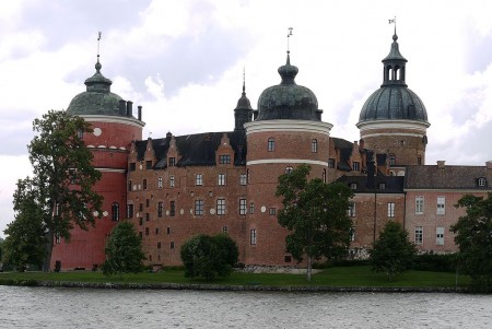 El castillo de «Gripsholm», que traducido sería Castillo del Islote de Buitre, está situado a orillas del lago Mälaren, en Suecia. Es un ejemplo de la típica construcción escandinava de ladrillo del siglo XIV. (Foto: Wikimedia Commons)
