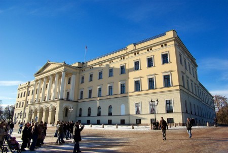 Este es «Slottet» (El Castillo) de Oslo, que en inglés llaman «Royal Palace» porque es residencia del rey. (Fotos: Wikimedia Commons)