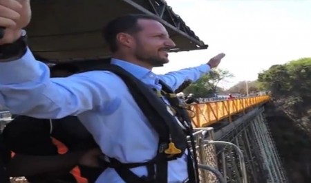 El príncipe Haakon de Noruega antes de saltar 111 metros al vacío en el puente de las cataratas Victoria en Zambia. (Foto: captura vídeo)