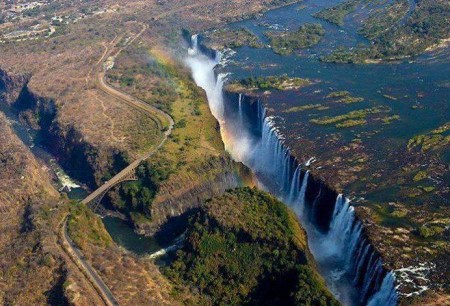 Vista aérea del puente de las cataratas Victoria en la frontera de Zambia y Zimbabue. (Foto: captura vídeo)