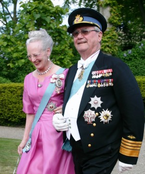 El príncipe consorte Henrik de Monpezat y su esposa la reina Margarita II de Dinamarca a su llegada a la iglesia de Møgeltønder (Foto © M.Mielgo - JM Noticias)