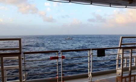 El «M/C Costa Deliziosa» localizó el velero y sus ocho tripulantes que esperaban ser rescatados. - PULSAR EN LA FOTO PARA AMPLIAR - Todas las fotos cortesía de tripulación y pasajeros.