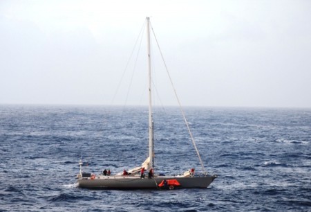 La tripulación del «S/V Buccaneer» lanza el bote salvavidas al agua para poder ir hasta al crucero. - PULSAR EN LA FOTO PARA AMPLIAR - Todas las fotos cortesía de tripulación y pasajeros.