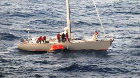 Los ocho tripulantes del «S/V Buccaneer» se preparan subir al bote salvavidas. - PULSAR EN LA FOTO PARA AMPLIAR - Todas las fotos cortesía de tripulación y pasajeros.