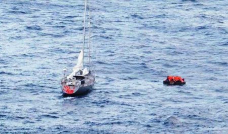 Los ocho náufragos comienzan a remar para acercarse al costado de babor del «M/C Costa Deliziosa» - PULSAR EN LA FOTO PARA AMPLIAR - Todas las fotos cortesía de tripulación y pasajeros.