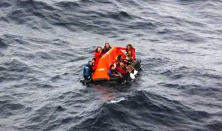 Los tripulantes del «S/V Buccaneer», seis españoles, un argentino y un belga, en el bote salvavidas. - PULSAR EN LA FOTO PARA AMPLIAR - Todas las fotos cortesía de tripulación y pasajeros.