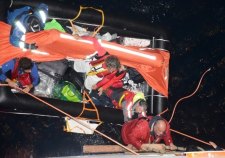 Los náufragos subiendo por una escala del costado de babor del crucero «M/C Costa Deliziosa» - PULSAR EN LA FOTO PARA AMPLIAR - Todas las fotos cortesía de tripulación y pasajeros.