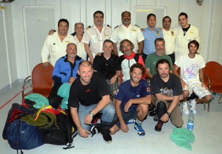 Final feliz. Los náufragos posan con el capitán y oficiales a bordo del crucero «M/C Costa Deliziosa» - PULSAR EN LA FOTO PARA AMPLIAR - Todas las fotos cortesía de tripulación y pasajeros.
