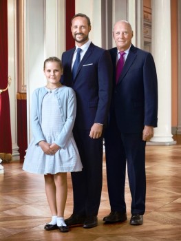 La princesa Ingrid Alexandra con su padre el príncipe Haakon y su abuelo el rey Harald V de Noruega. (Foto: Jørgen Gomnæs / Det kongelige hoff) - Pulsar para ampliar - -