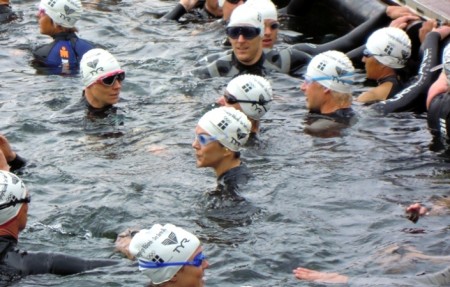 La princesa Mary en el agua, en el centro con gafas de color azul claro, lista para empezar la competición. (Foto: Cortesía Casa Real)