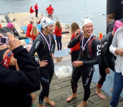 La princesa Mary y la nadadora Mette Jacobsen recogieron su medalla tras finalizar la competición (Foto: Cortesía Casa Real)