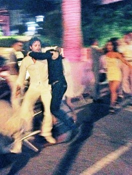 Un desconocido salta y agarra al príncipe Carlos Felipe y lo intenta tirar al suelo. (Foto: captura vídeo de testigos)