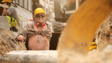Actores hacen de horteras y vulgares obreros de la construcción (Foto: Captura vídeo) - Pulsar para ampliar -