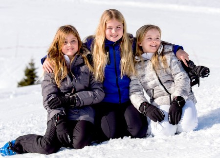 La princesa Alexia (izquierda), junto con su hermana mayor la Princesa de Oranje, Catharina-Amalia (centro) y su hermana pequeña la princesa Ariane, posan en la nieve horas antes del accidente. (Foto: Cortesía Casa Real de los Países Bajos)